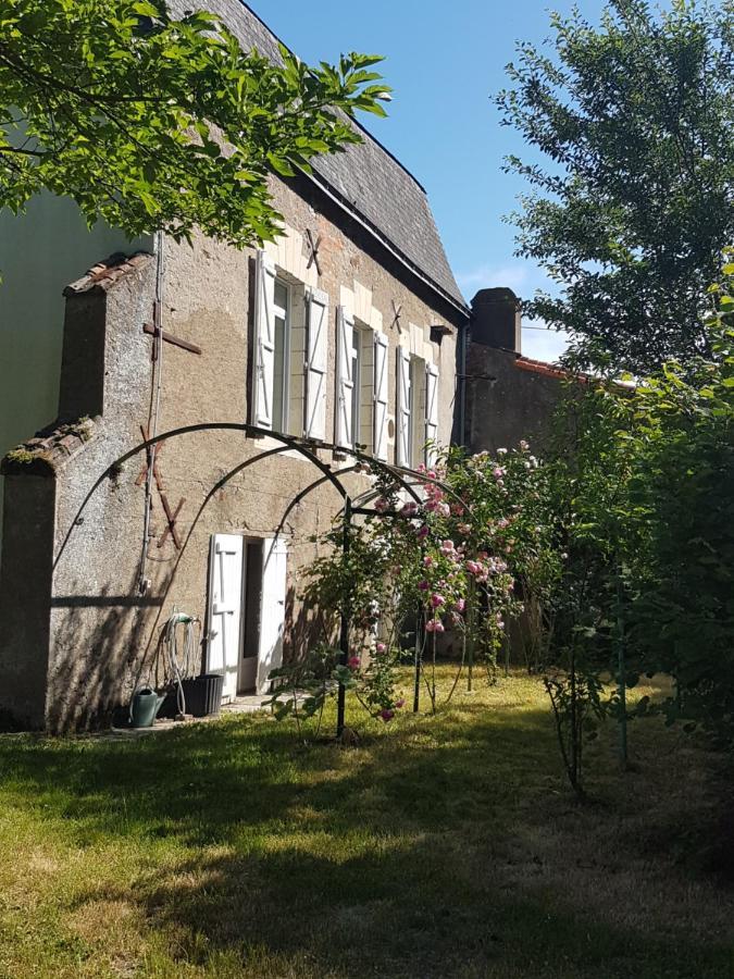 Lucriolla Hotel Oree-d'Anjou Екстериор снимка
