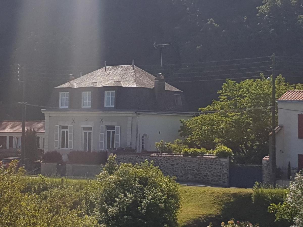Lucriolla Hotel Oree-d'Anjou Екстериор снимка